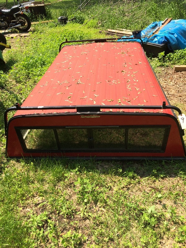 lot 9 image: Truck Topper  Red