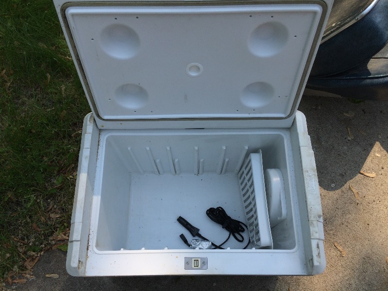 lot 39 image: Food Cooler - powered off car battery   owner says it works fine