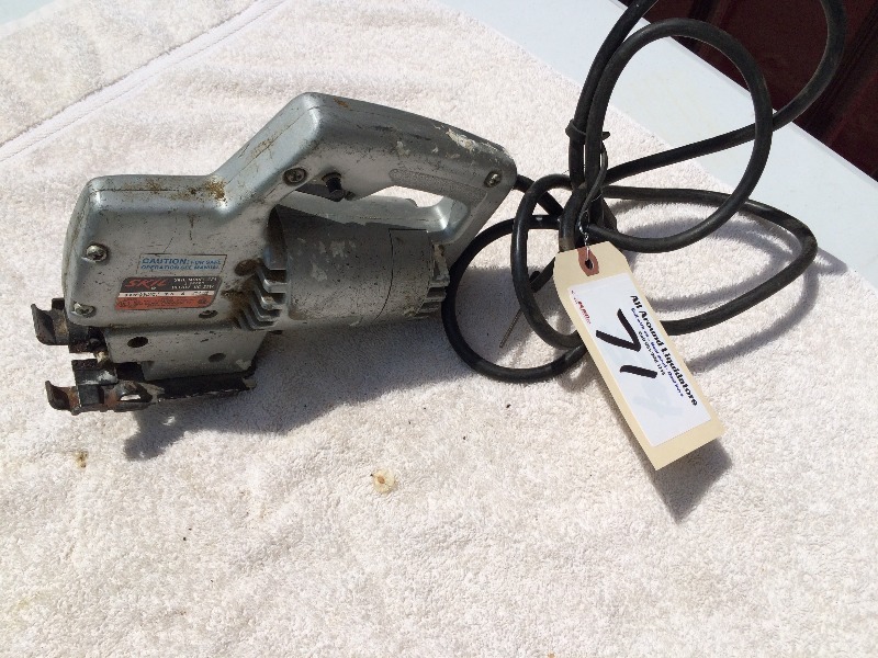 lot 71 image: Antique  Vintage Deluxe Jig Saw by Skil Saw Model 524  2 speed