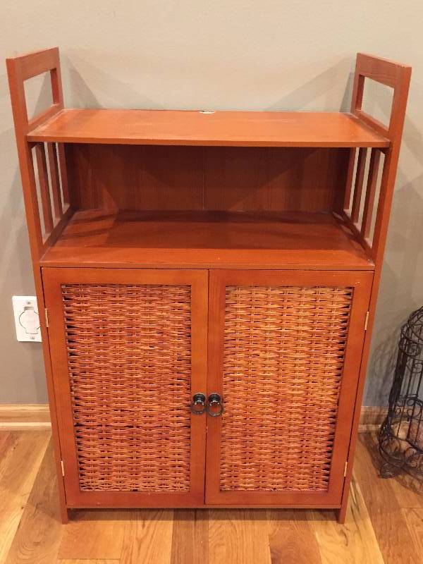 lot 3 image: Linen Cabinet