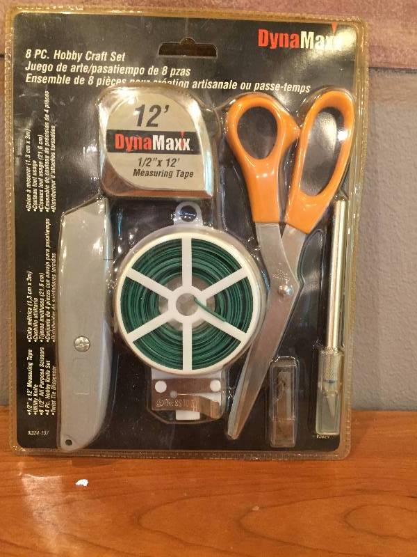 lot 31 image: 8 pc Hobby Craft Set