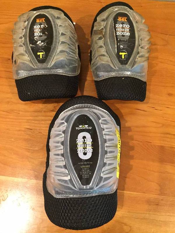 lot 32 image: Lot of 3 Knee Pads