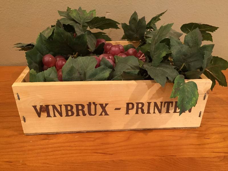 lot 36 image: Wine Dcor Box