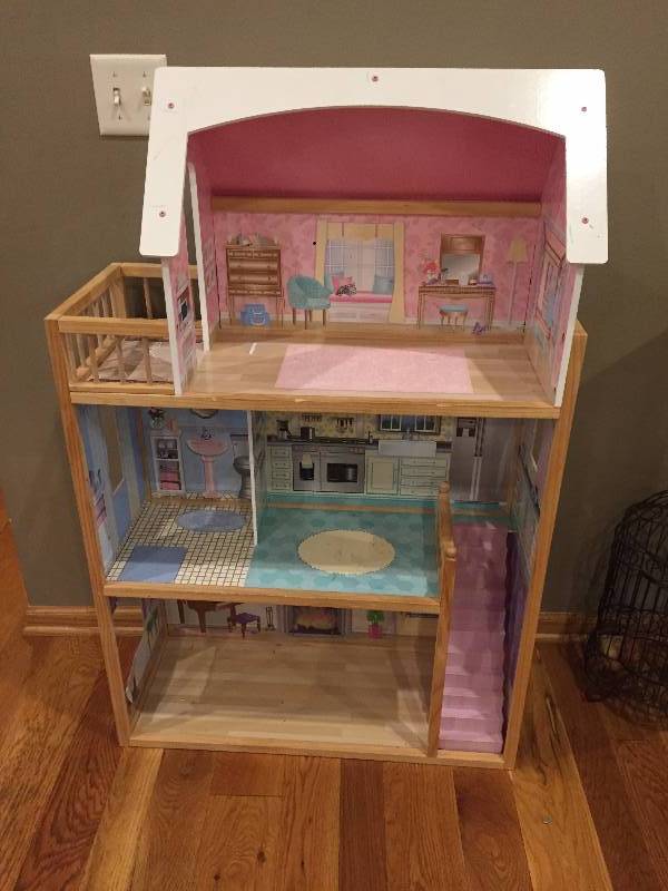 lot 61 image: Kids Doll House