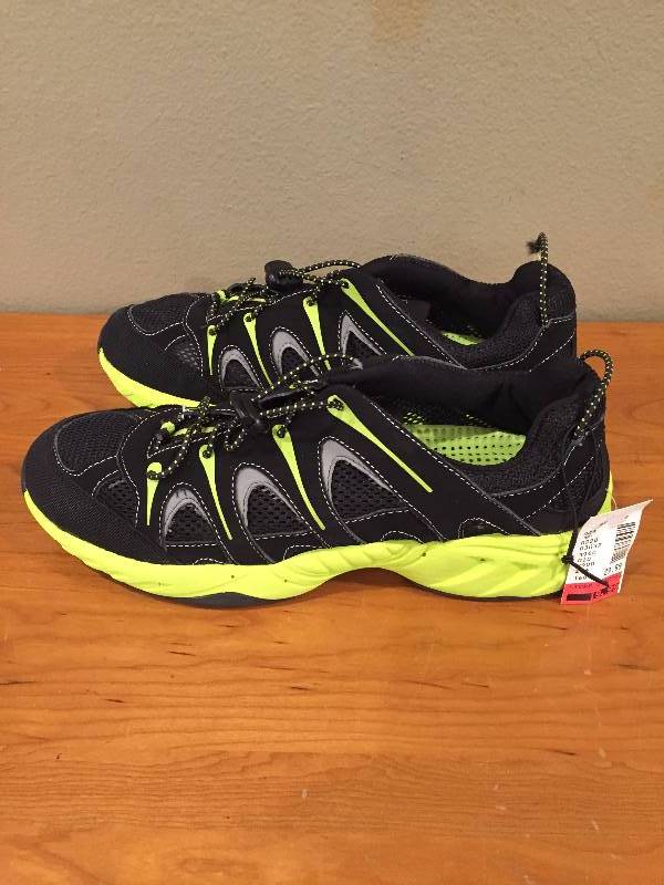 lot 73 image: Mens Water Shoes - Size 9