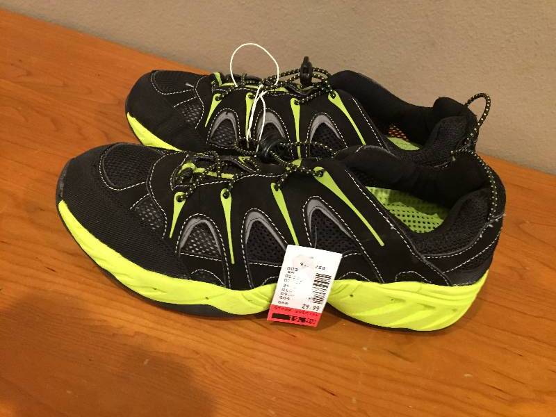 lot 74 image: Mens Water Shoes - Size 9