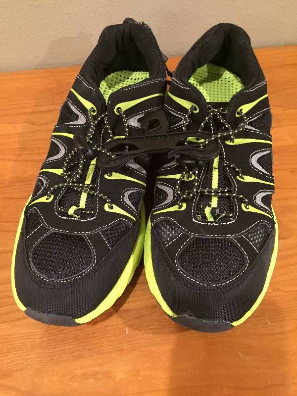 lot 75 image: Mens Water Shoes - Size 9