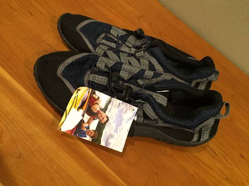 lot 77 image: Mens Water Shoes - Size 9