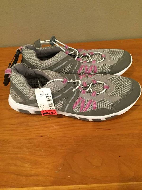 lot 78 image: Womens Water Shoes - Size 9