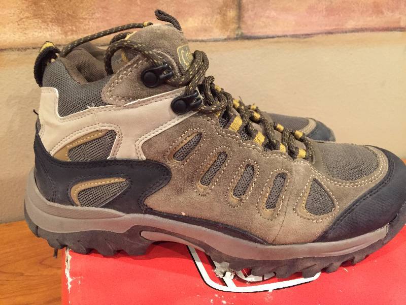 lot 80 image: Mens - Hiking Shoes - Size 9