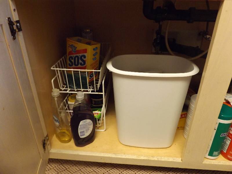 lot 86 image: Cleaning supplies and storage conta...