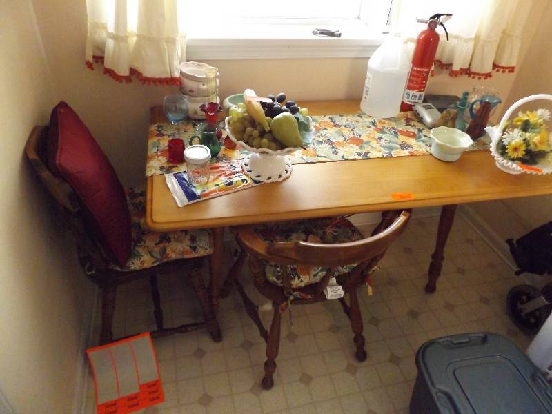 lot 141 image: Maple Drop Leaf Table w3 Chairs