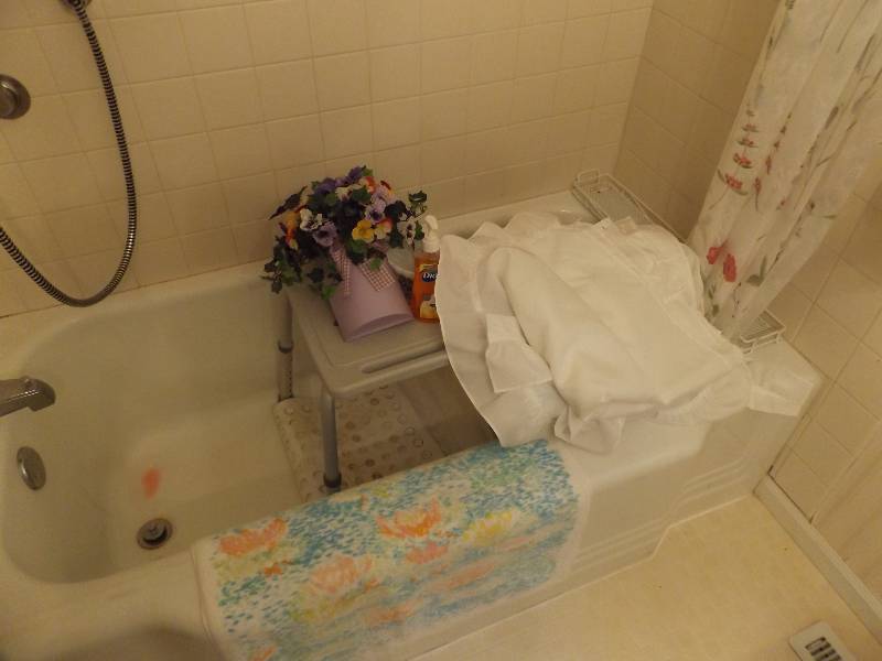 lot 143 image: Bathroom Items
