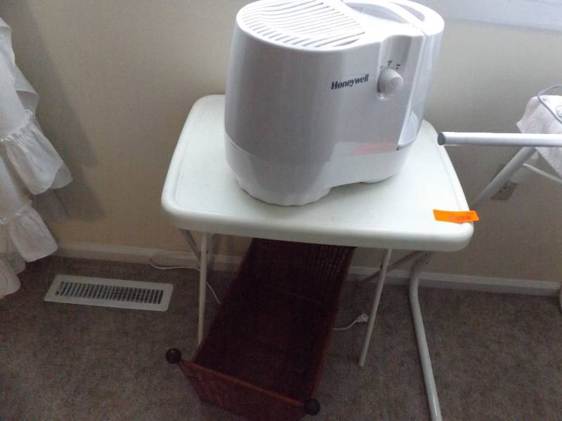 lot 163 image: Basket, TV tray, and Humidifier