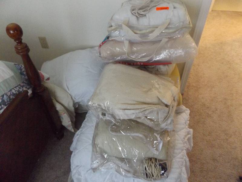 lot 171 image: Electric Blankets and Bedding