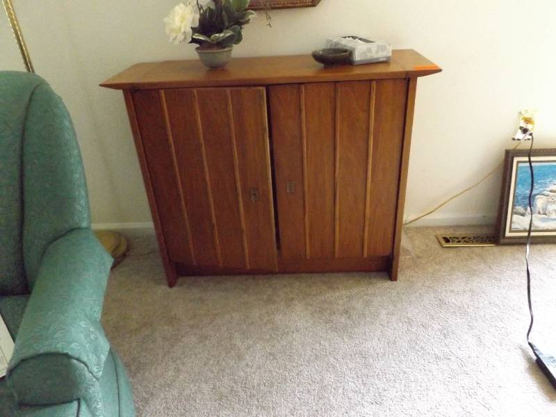 lot 2 image: Storage bookcase and contents