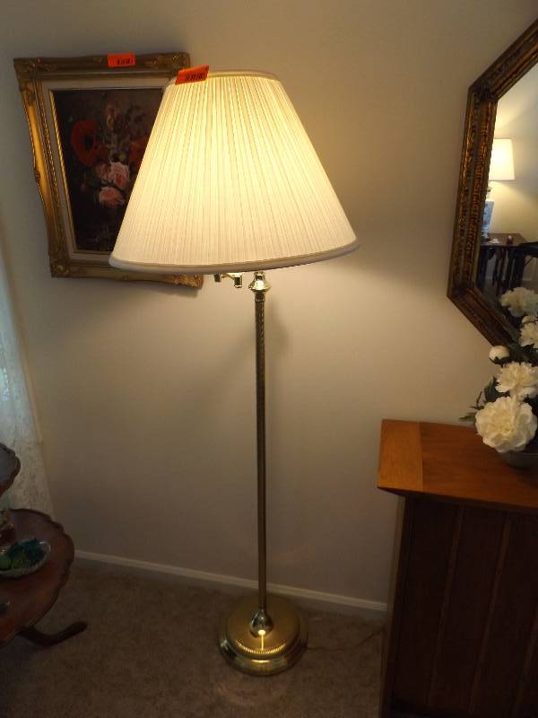 lot 4 image: Floor Lamp