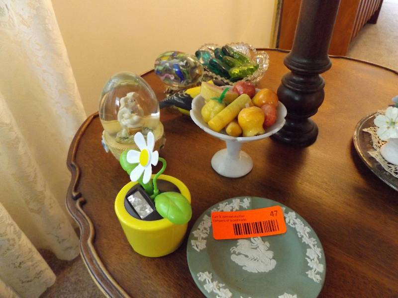 lot 47 image: Decorative Items