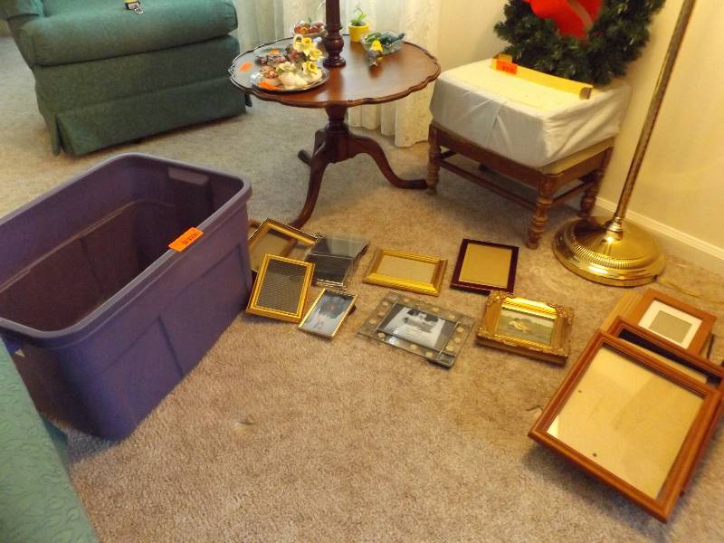 lot 9 image: Assorted picture frames and tote