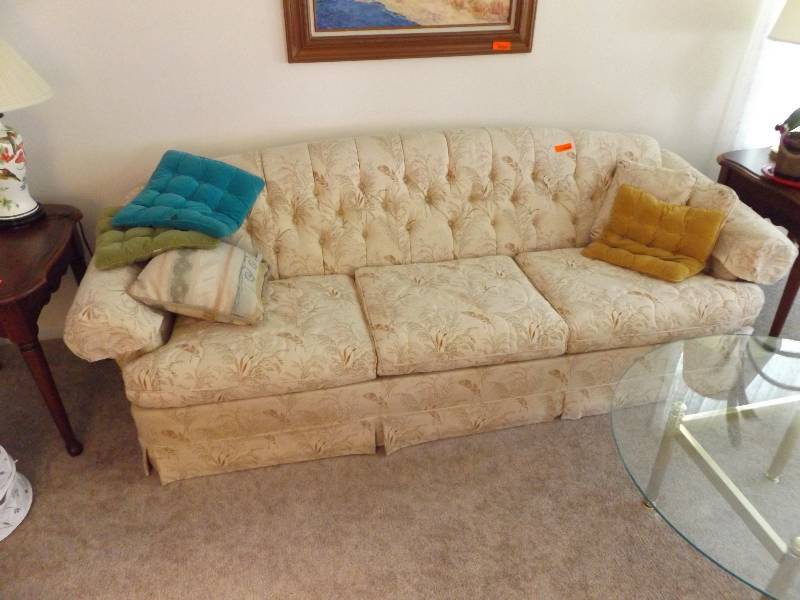 lot 16 image: Tufted Traditional Sofa