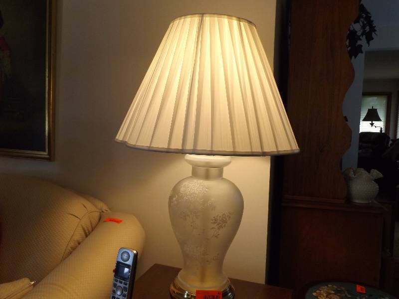 lot 65 image: Glass Table Lamp