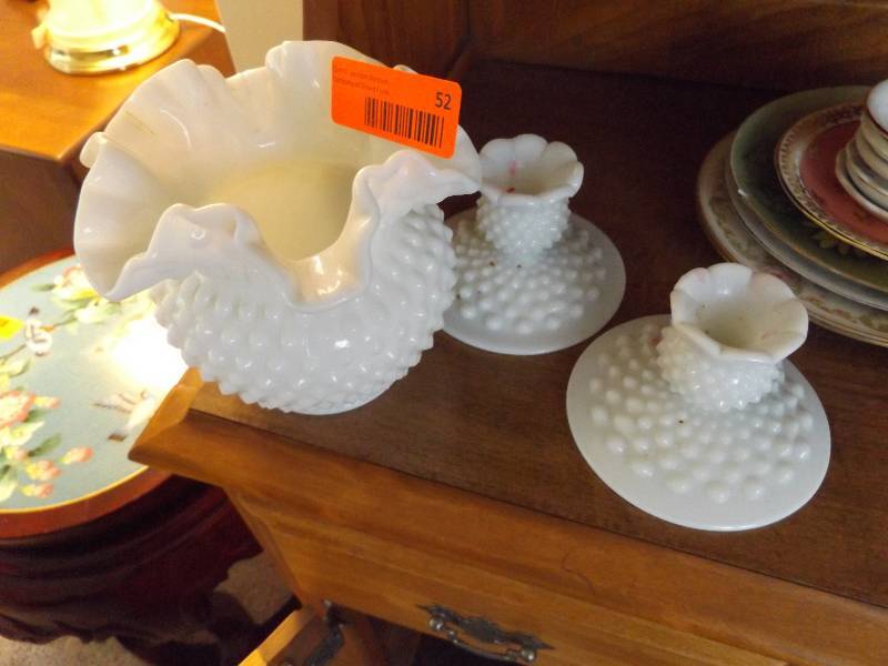 lot 52 image: Milk Glass Set