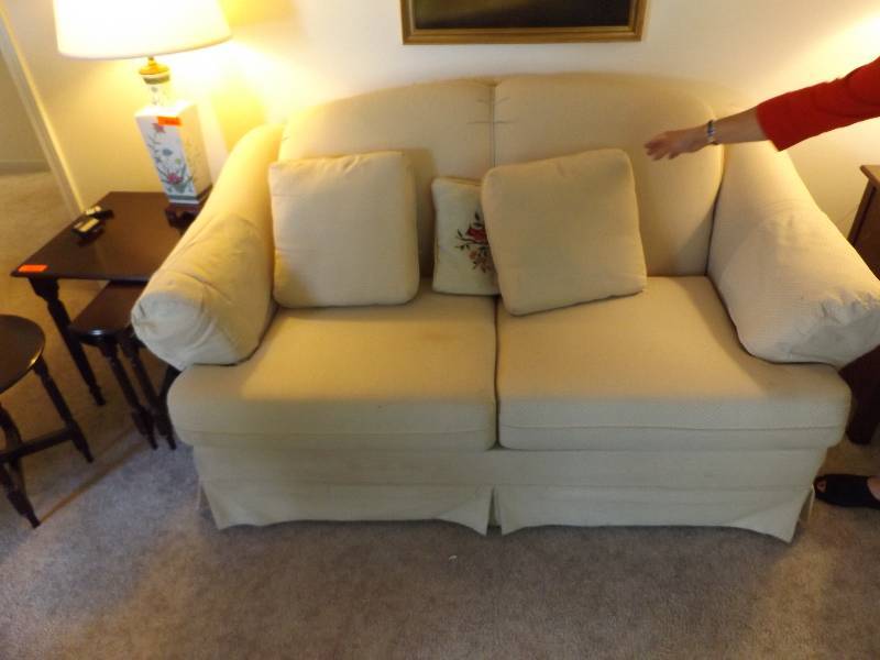 lot 66 image: Traditional Loveseat