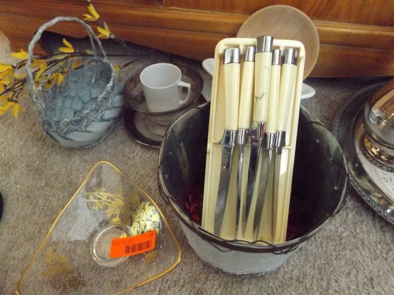 lot 77 image: Miscillaneous Dining Items