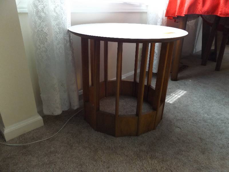 lot 22 image: Round End Table