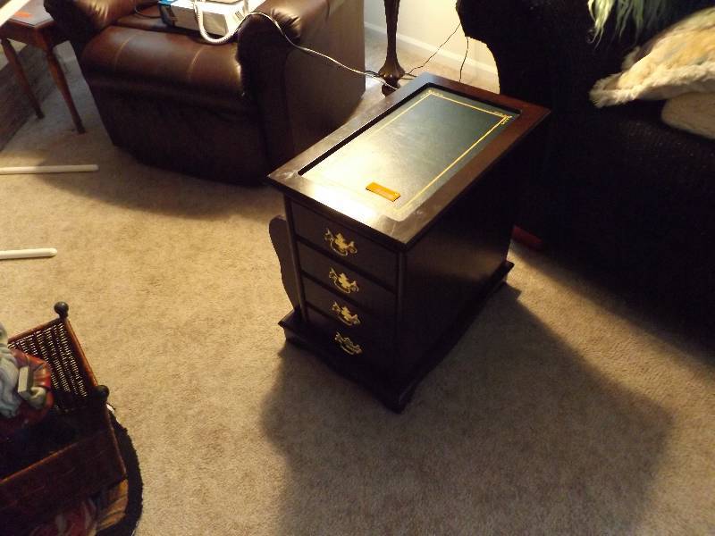 lot 96 image: End Table with Magazine Rack