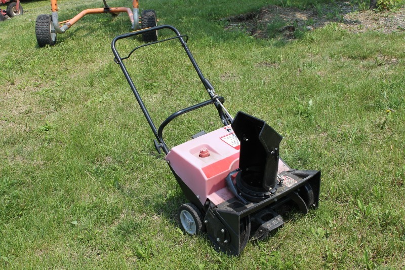 lot 32 image: Snow Thrower