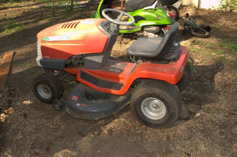 lot 3 image: 1999 JOHN DEERE TRACTOR MADE FOR SCOTTS,