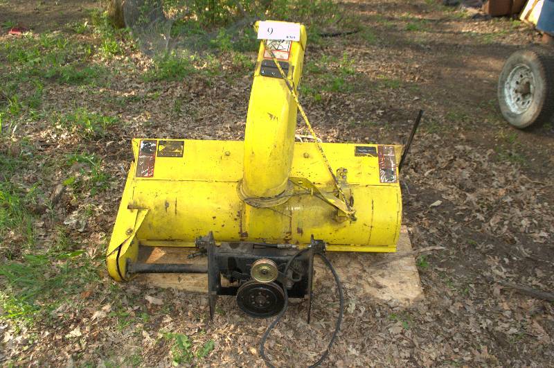 lot 9 image: JOHN DEERE SNOW BLOWER