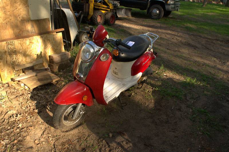 lot 11 image: 2005 SCHWINN 50CC SCOOTER