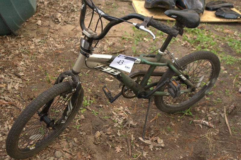 lot 43 image: HB RECON ALUMINUM BIKE