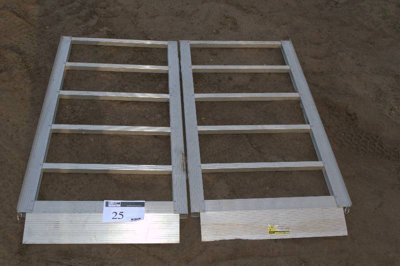 lot 25 image: ALUMINUM TRAILOR RAMP