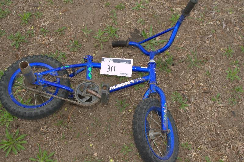 lot 30 image: MAGNA KIDS BIKE, NO SEAT.