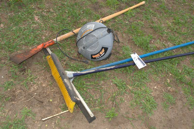 lot 32 image: 4 PIECE SET CONTAINING A SQUEEGEE, SHOP BROOM, ICE CHIPPER, BUCKET VAC THAT WORKS.