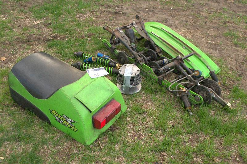 lot 41 image: 2001 SNOPRO 440 TRACK, SEAT, FOX SHOCKS, ARTIC CAT SHOCKS, SKIIS.