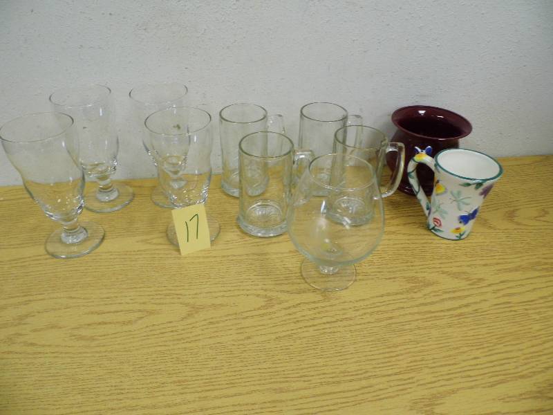 lot 17 image: Glassware