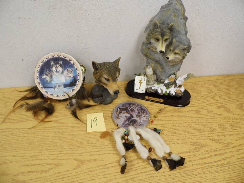 lot 19 image: Wolves