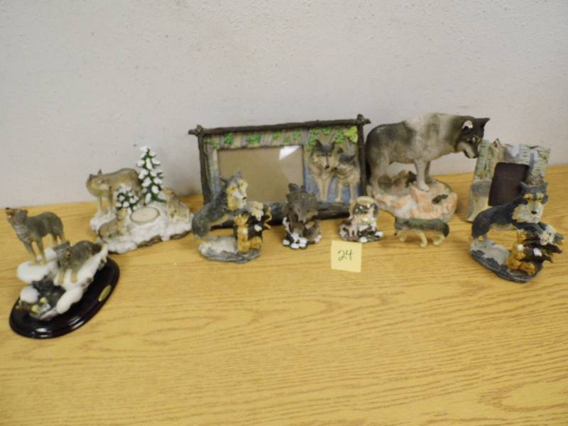 lot 24 image: Wolves