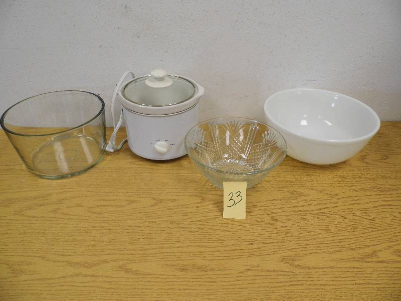 lot 33 image: Small Crock Pot & Bowls