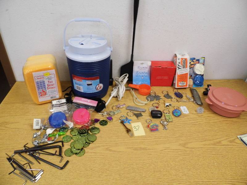 lot 37 image: Household Misc