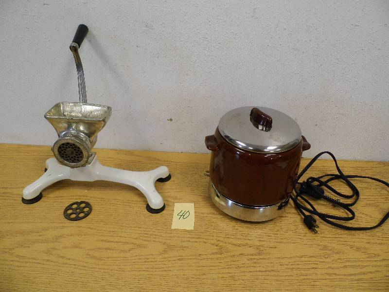 lot 40 image: Vintage Crock Pot & Grinder