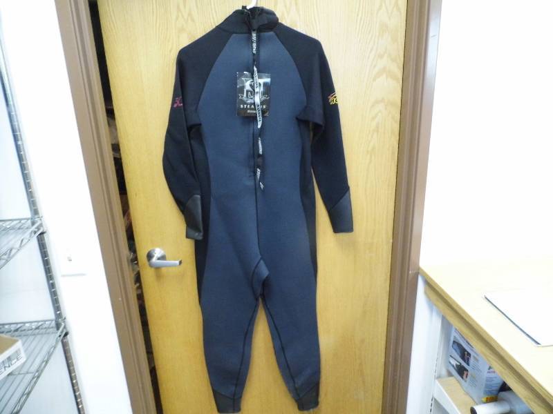 lot 45 image: New Stearns Wet Suit