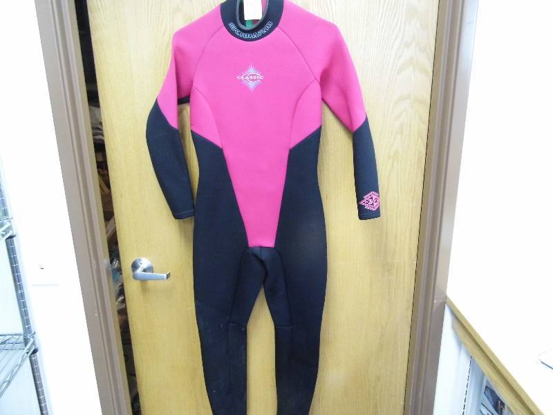 lot 47 image: Stearns Wet Suit