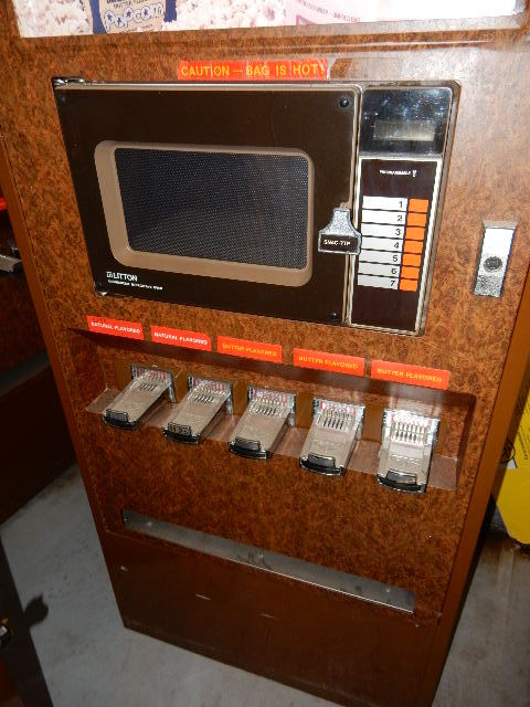 lot 5 image: Hot Microwave Popcorn Vending Machine.