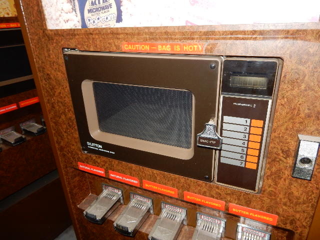 lot 7 image: Hot Microwave Popcorn Vending Machine.