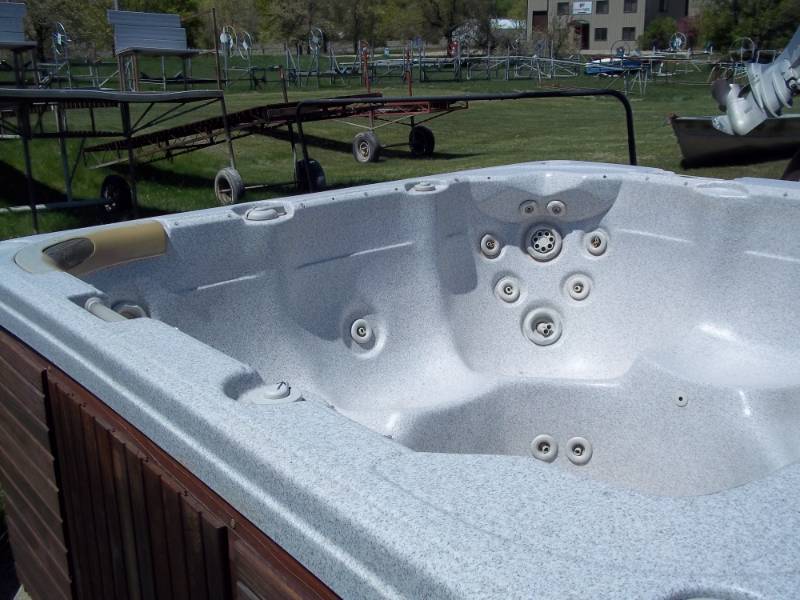 lot 1 image: Hot tub